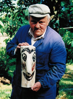Im Buchwalder Garten mit Schnitzerei, 1999